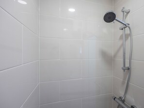 Shower, towels - Estúdio Praia da Luz - cozy and compact studio (Luz)