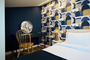 Een strijkplank/strijkijzer, wifi, beddengoed