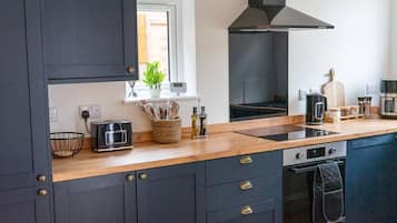 Een koelkast, een magnetron, een oven, een kookplaat