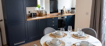 Cosy 2BR House | Space Centre | Free Parking