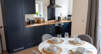 Cosy 2BR House | Space Centre | Free Parking