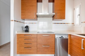 ثلاجة، ميكروويف، فرن، موقد طهي مسطح