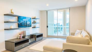 Televisie, een open haard en een kantoor