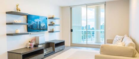 Télévision, cheminée, espaces bureaux