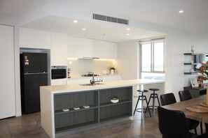 Réfrigérateur, four à micro-ondes, un four, surface de cuisson