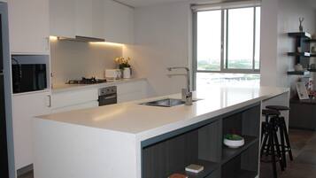 Een koelkast, een microgolfoven, een oven, een kookplaat