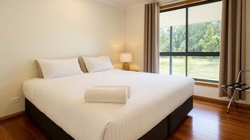 6 bedrooms, iron/ironing board, WiFi, bed sheets