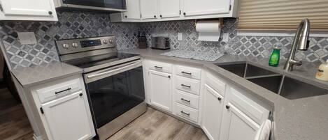 Køleskab, mikrobølgeovn, ovn, kogeplade