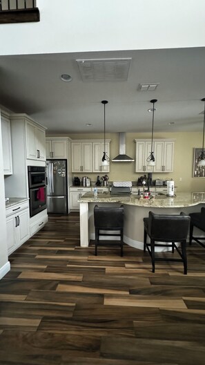 Mikroaaltouuni, uuni, liesi, astianpesukone