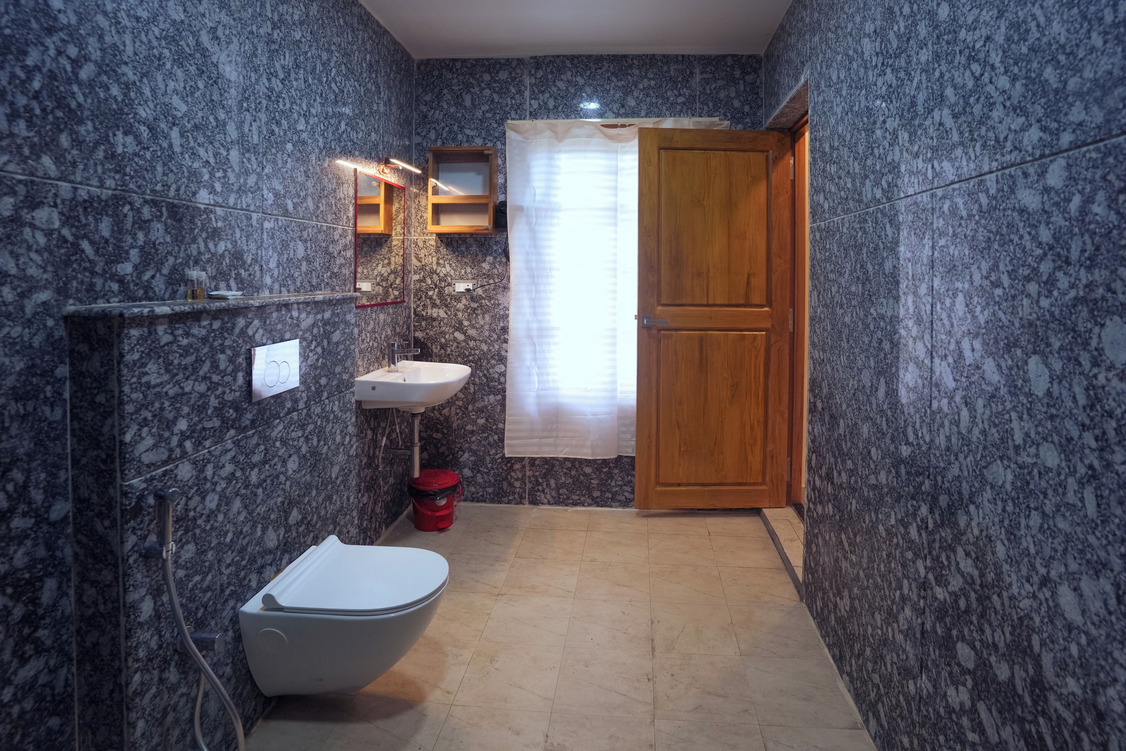 Kahden hengen premium-huone | Kylpyhuone | Suihku, hierova suihkupää, ilmaiset hygieniatuotteet, hiustenkuivaaja