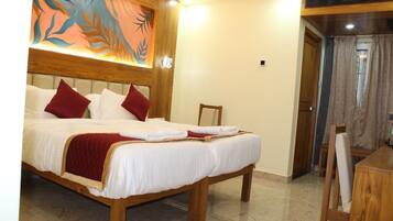 Habitación Deluxe con 1 cama doble o 2 individuales | Escritorio, camas supletorias, wifi gratis y ropa de cama