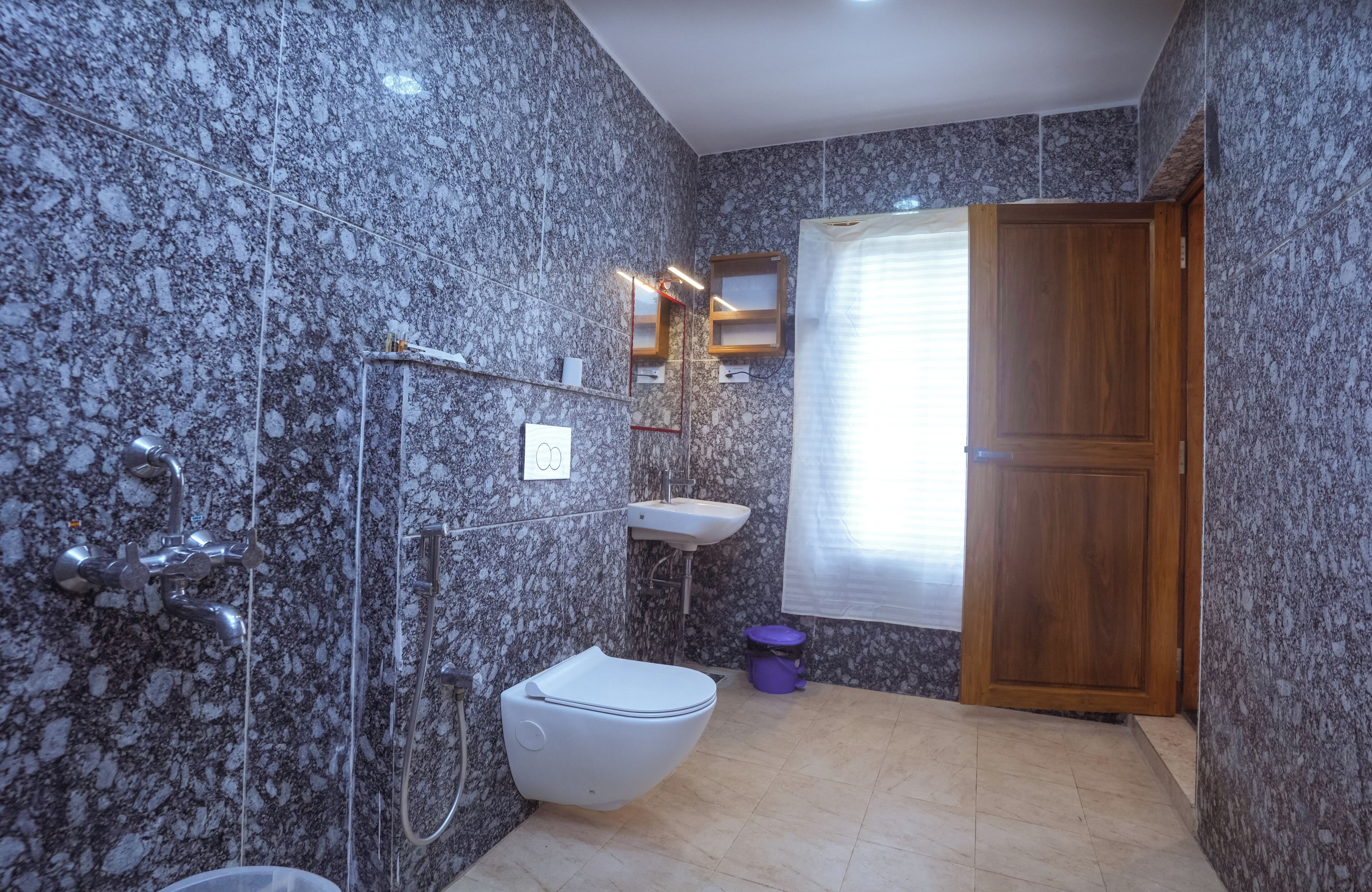 غرفة بريميم مزدوجة | حمام | تجهيزات دش، وحدات دش مزودة بخاصية التدليك بالمياه