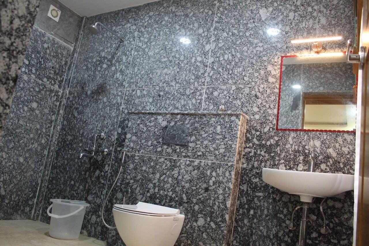 Premium Double Room | Bathroom | Shower, hydromassage showerhead, free toiletries, hair dryer