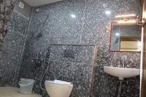 Premium Double Room | Bathroom | Free toiletries, towels