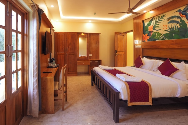 Desk, soundproofing, rollaway beds, free WiFi