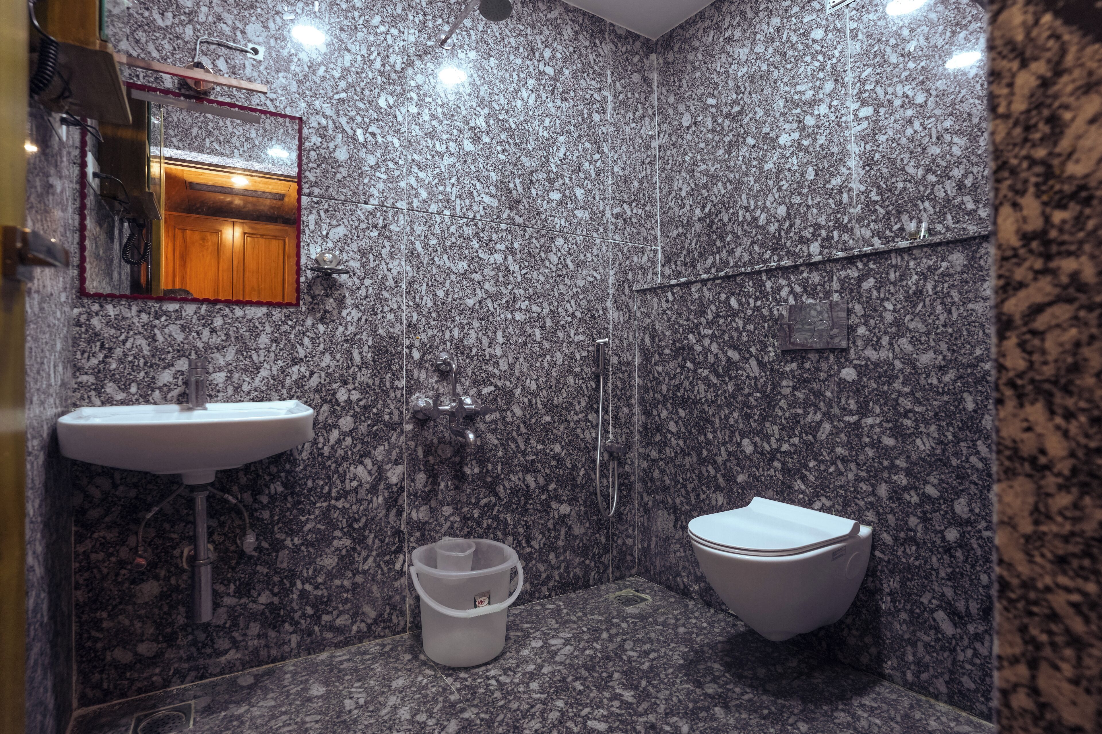 Premium-Doppelzimmer | Badezimmer | Dusche, Hydromassagedusche, kostenlose Toilettenartikel, Haartrockner