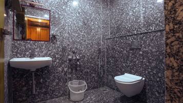 Premium-Doppelzimmer | Badezimmer | Dusche, Hydromassagedusche, kostenlose Toilettenartikel, Haartrockner