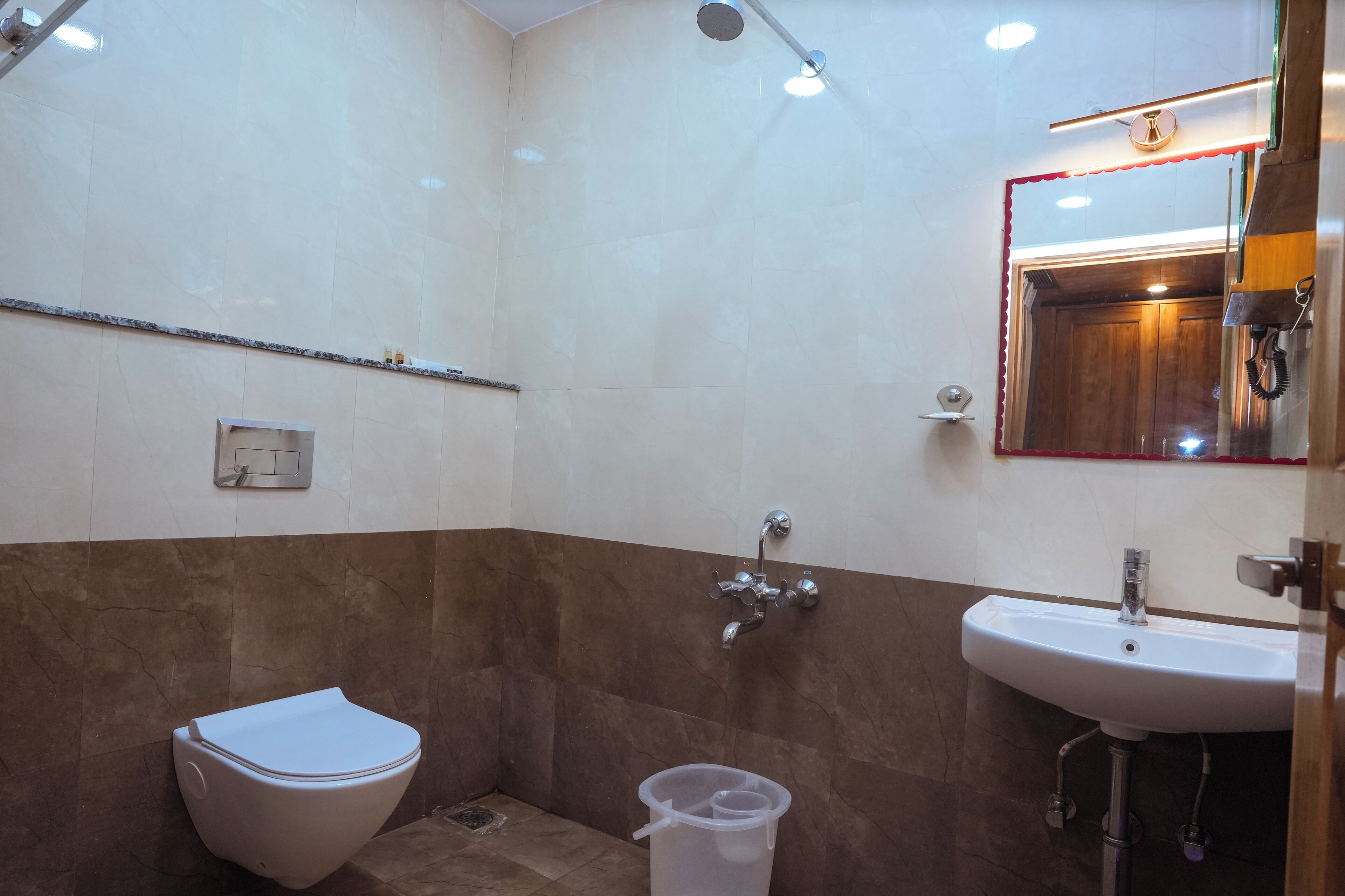 Un baño con inodoro, ducha y lavamanos.