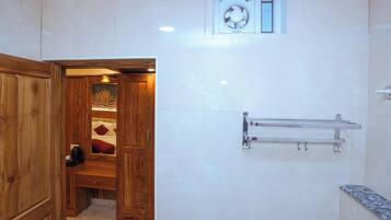 Chambre Deluxe Double ou avec lits jumeaux | Salle de bain | Douche, douche hydromassante, articles de toilette gratuits