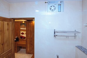 Kahden hengen deluxe-huone (yksi tai kaksi sänkyä) | Kylpyhuone | Suihku, hierova suihkupää, ilmaiset hygieniatuotteet, hiustenkuivaaja