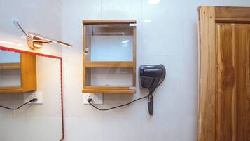 Chambre Deluxe Double ou avec lits jumeaux | Salle de bain | Douche, douche hydromassante, articles de toilette gratuits