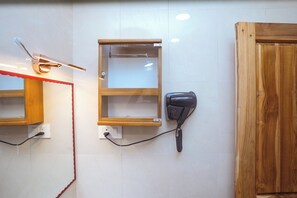 Kahden hengen deluxe-huone (yksi tai kaksi sänkyä) | Kylpyhuone | Suihku, hierova suihkupää, ilmaiset hygieniatuotteet, hiustenkuivaaja