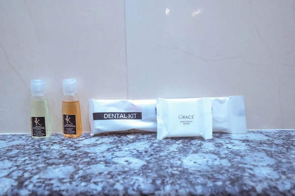 Dobbelt- eller tomannsrom – deluxe | Bad | Dusj, dusjhode med hydromassaje, toalettartikler (inkludert) og hårføner