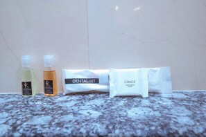 Deluxe Double or Twin Room | Bathroom