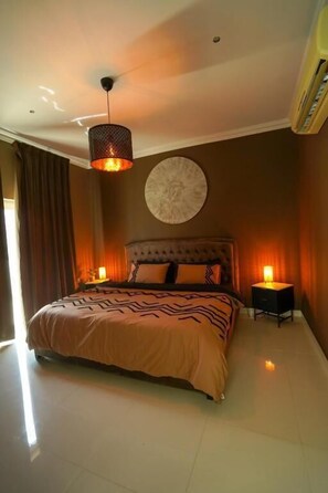 슈피리어 더블룸, 킹사이즈침대 1개, 에어컨, 마당 전망 | 객실 내 금고, 노트북 작업 공간, 암막 커튼, 방음 설비