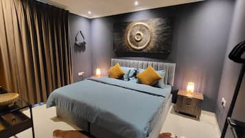 Caja de seguridad en la habitación y espacio para trabajar con laptop