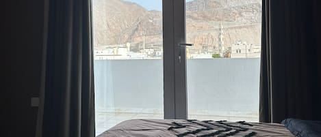 スーペリア ダブルルーム キングベッド 1 台 冷房 コートヤードビュー | セーフティボックス (室内)、ノートパソコン用作業スペース、遮光カーテン、防音設備