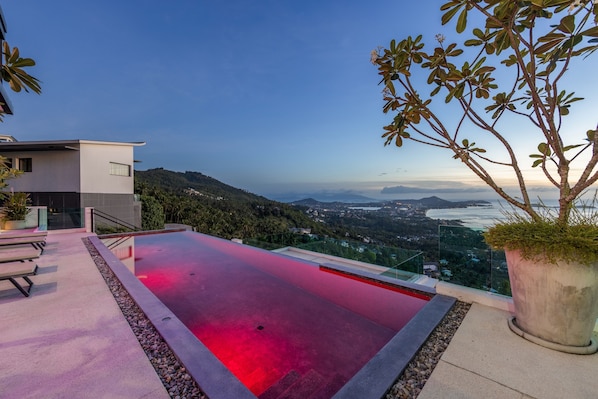 حمّام سباحة خارجي