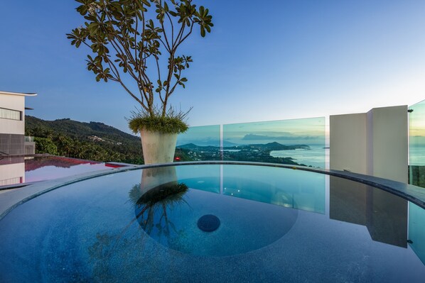 حمّام سباحة خارجي