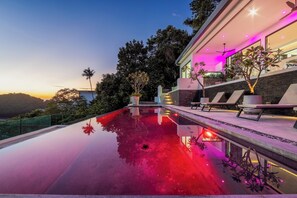 Majoituspaikan julkisivu illalla/yöllä