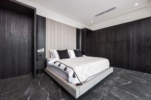 ดีลักซ์วิลล่า, 5 ห้องนอน, วิวสระว่ายน้ำ | ผ้าม่านกันแสง, เตารีด/โต๊ะรีดผ้า, Wi-Fi ฟรี