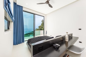 ستائر تعتيم ومكواة/لوح كي وواي فاي مجانًا