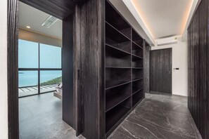 ستائر تعتيم ومكواة/لوح كي وواي فاي مجانًا