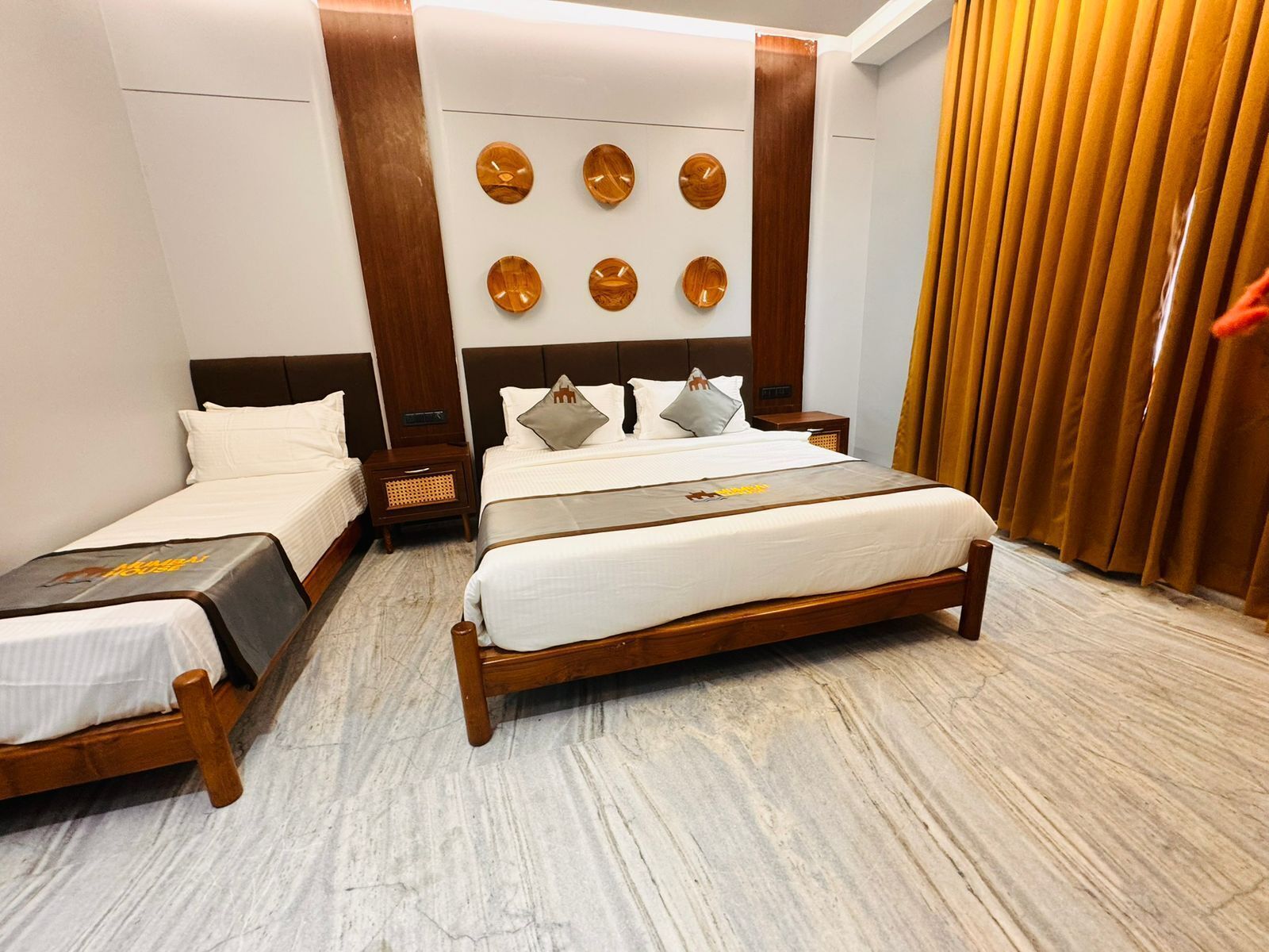 Schreibtisch, laptopgeeigneter Arbeitsplatz, Verdunkelungsvorhänge