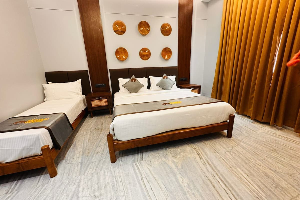 Habitación de hotel con dos camas, cabeceros de madera, suelo de mármol y un panel de madera en la pared.