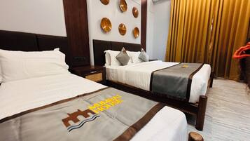 Escriptori, espai de treball apte per a portàtils i cortines opaques