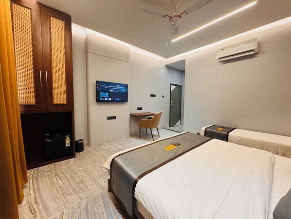 Premium Room, City View | Desk, laptop workspace, blackout curtains, soundproofing