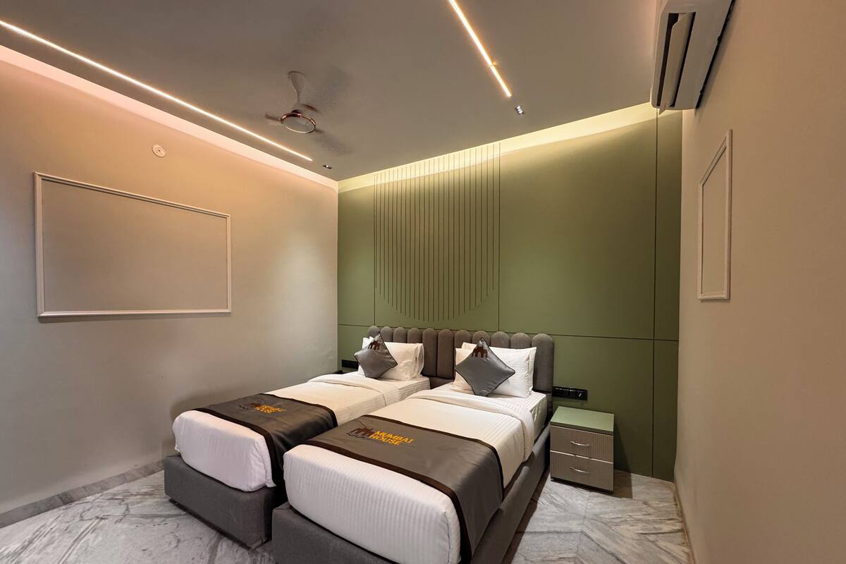 Un dormitorio moderno con cama, mesitas de noche y ventilador de techo.