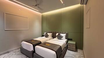 Habitación Deluxe con 2 camas individuales | Escritorio, espacio para trabajar con un portátil, cortinas opacas