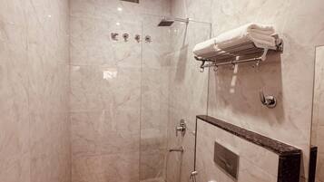 Dutxa, articles de tocador gratuïts, assecador de cabells i sabatilles