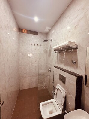 Dutxa, articles de tocador gratuïts, assecador de cabells i sabatilles 