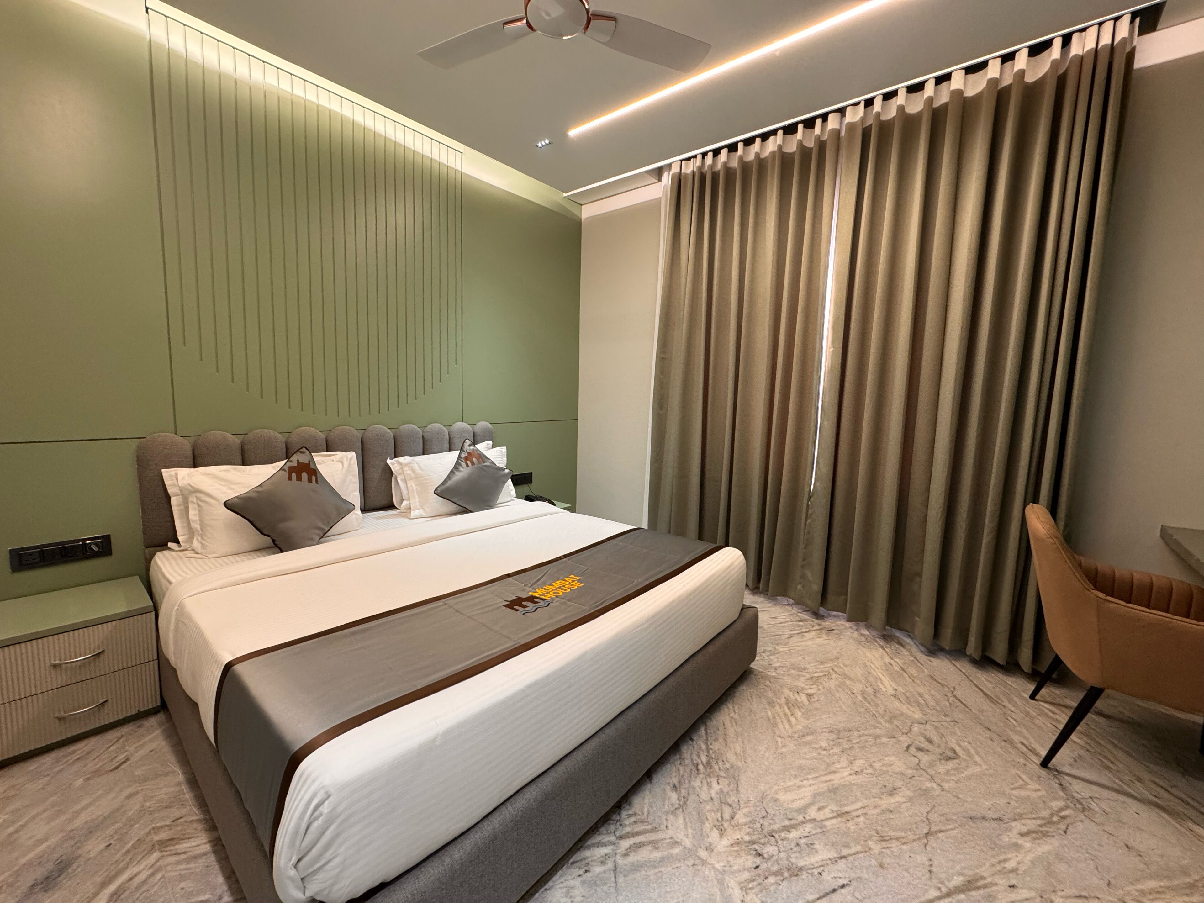 ห้องดีลักซ์, วิวเมือง | โต๊ะทำงาน, พื้นที่ทำงานแบบใช้แล็ปท็อป, ผ้าม่านกันแสง, ห้องเก็บเสียง