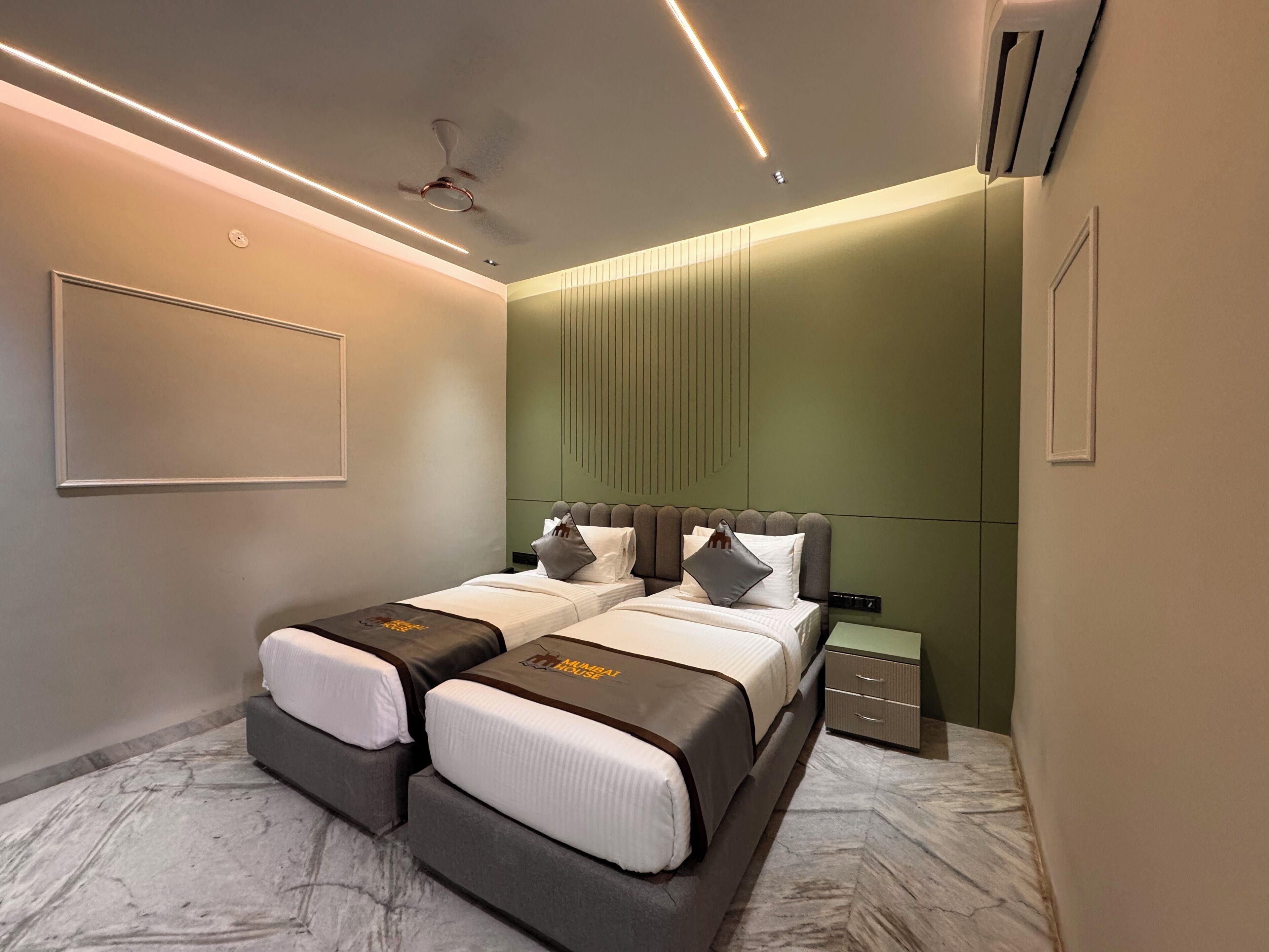 Deluxe Twin Room | Desk, laptop workspace, blackout curtains, soundproofing