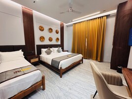 Quarto premium, vista para a cidade | Escrivaninha, espaço de trabalho para notebook, cortinas blackout