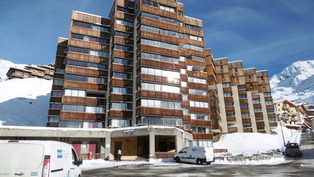 A multi-story hotel with a modern design, featuring balconies and large windows. - Apartment in Val Thorens With Mountain Views (Les Belleville)