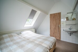 Bungalow | 2 phòng ngủ, trang bị nội thất với thiết kế riêng biệt, bộ trải giường 